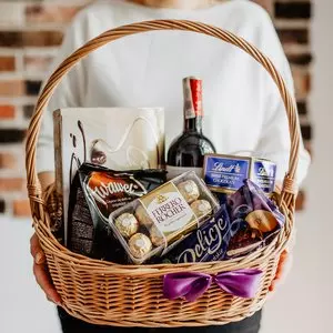 Premium gift baskets with fast delivery to Poland I Euroflorist
