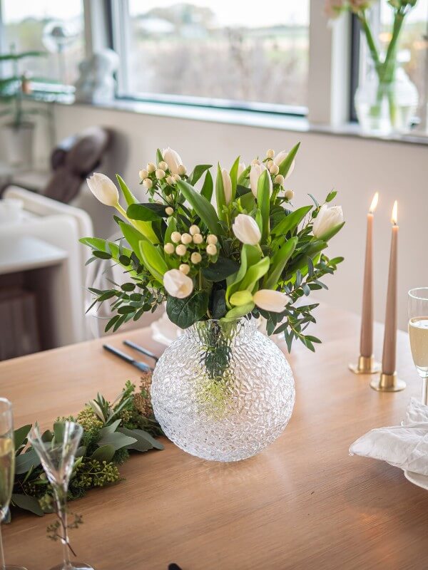 Białe tulipany stół Boże Narodzenie