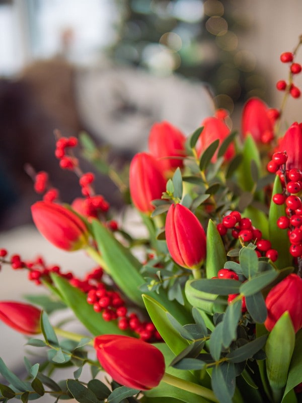 Czerwone tulipany w wazonie Boże Narodzenie