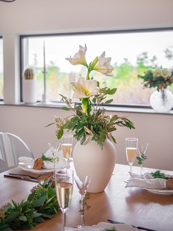 Dekoracje stołu Boże Narodzenie - biało srebrne kwiaty